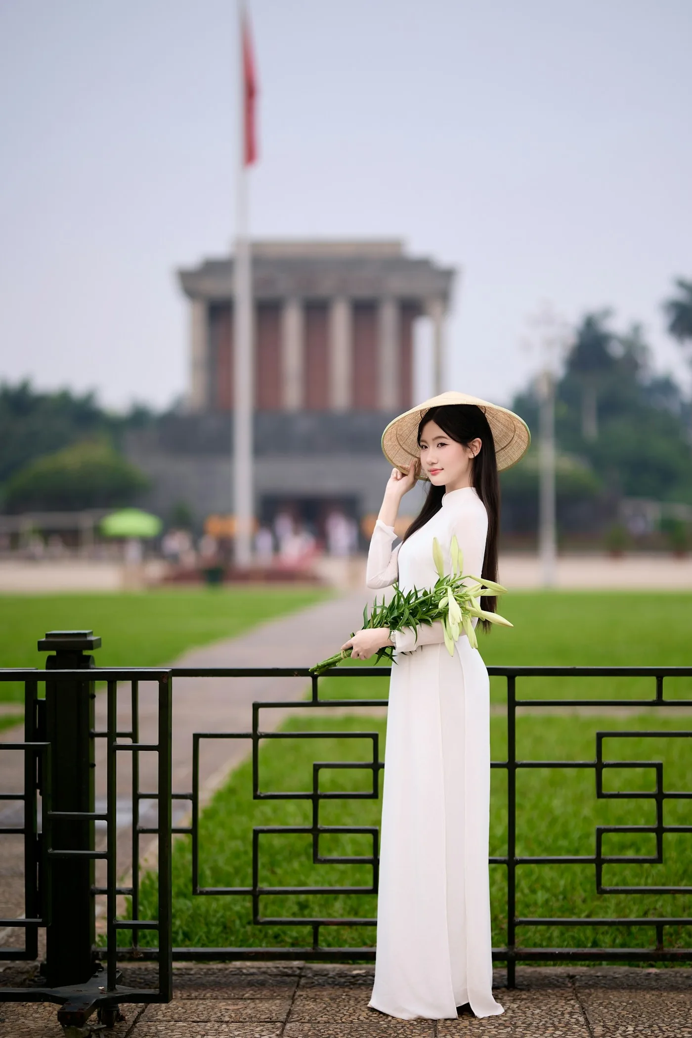 Mẫu áo dài trắng và nón lá