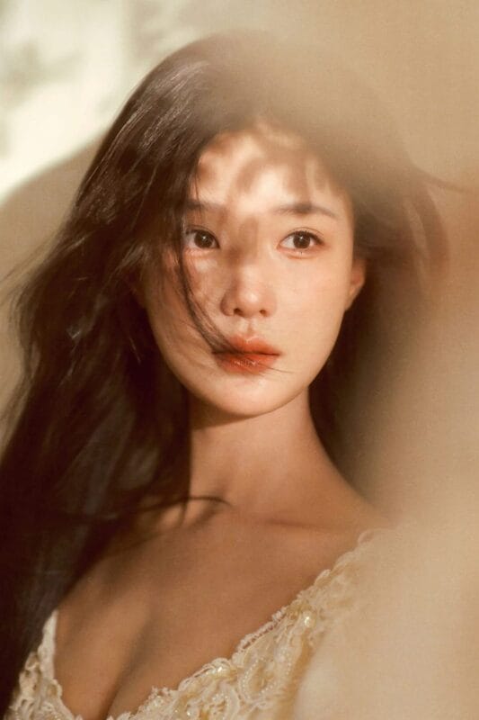 Concept “La Muse Cổ Điển” – Nàng Thơ Kiêu Sa Trong Không Gian Vintage Phủ Ánh Sáng Vàng