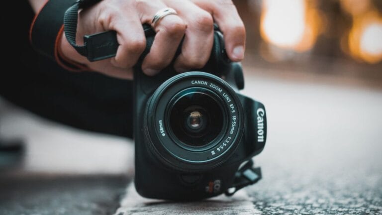 7 Sai Lầm Khi Thuê Photographer Mà 90% Người Mới Mắc Phải (Và Cách Tránh)
